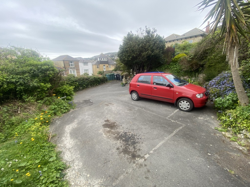 Lot: 101 - LEASEHOLD FLAT FOR INVESTMENT - Parking space and view towards Ventnor